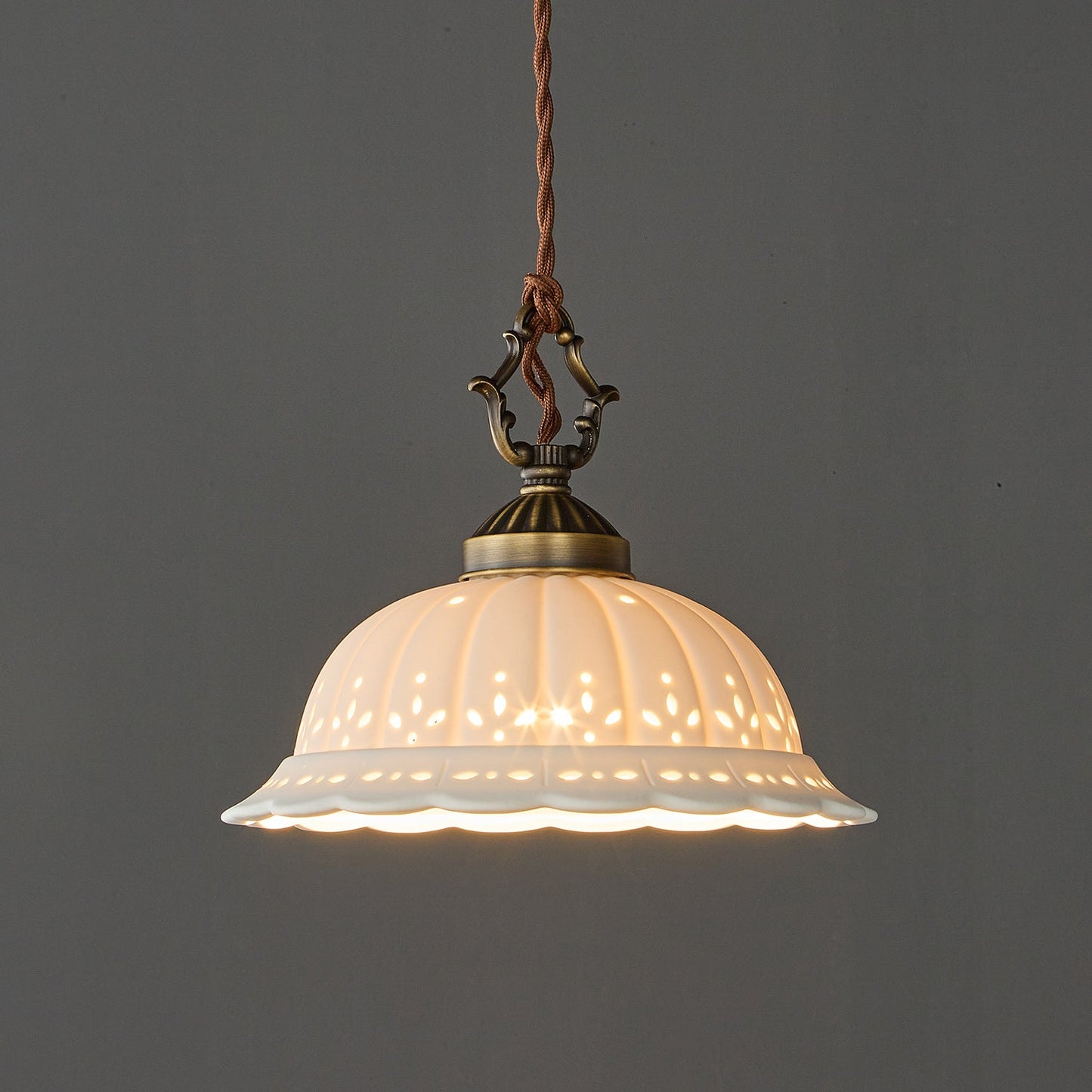 Suspension Anita en Porcelaine Perforée – Jeux de Lumière & Charme Nostalgique
