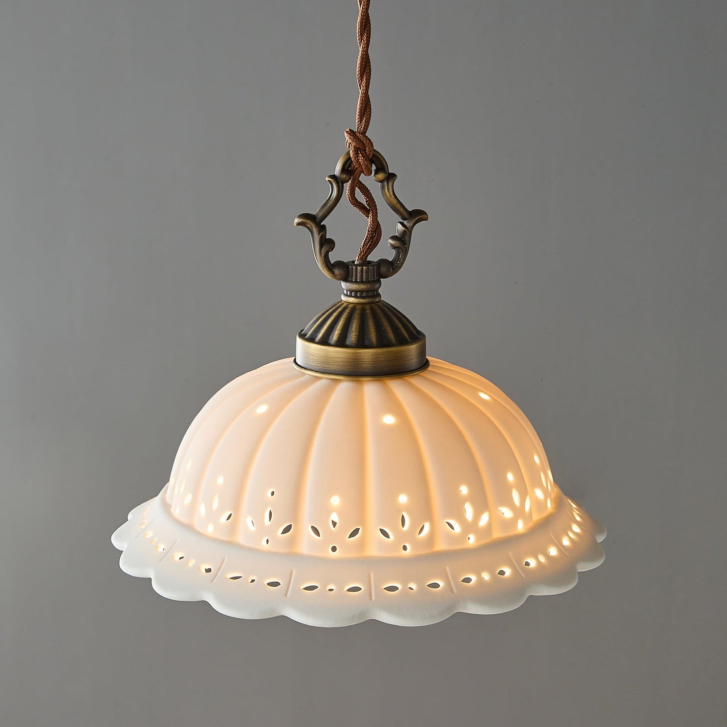 Suspension Anita en Porcelaine Perforée – Jeux de Lumière & Charme Nostalgique