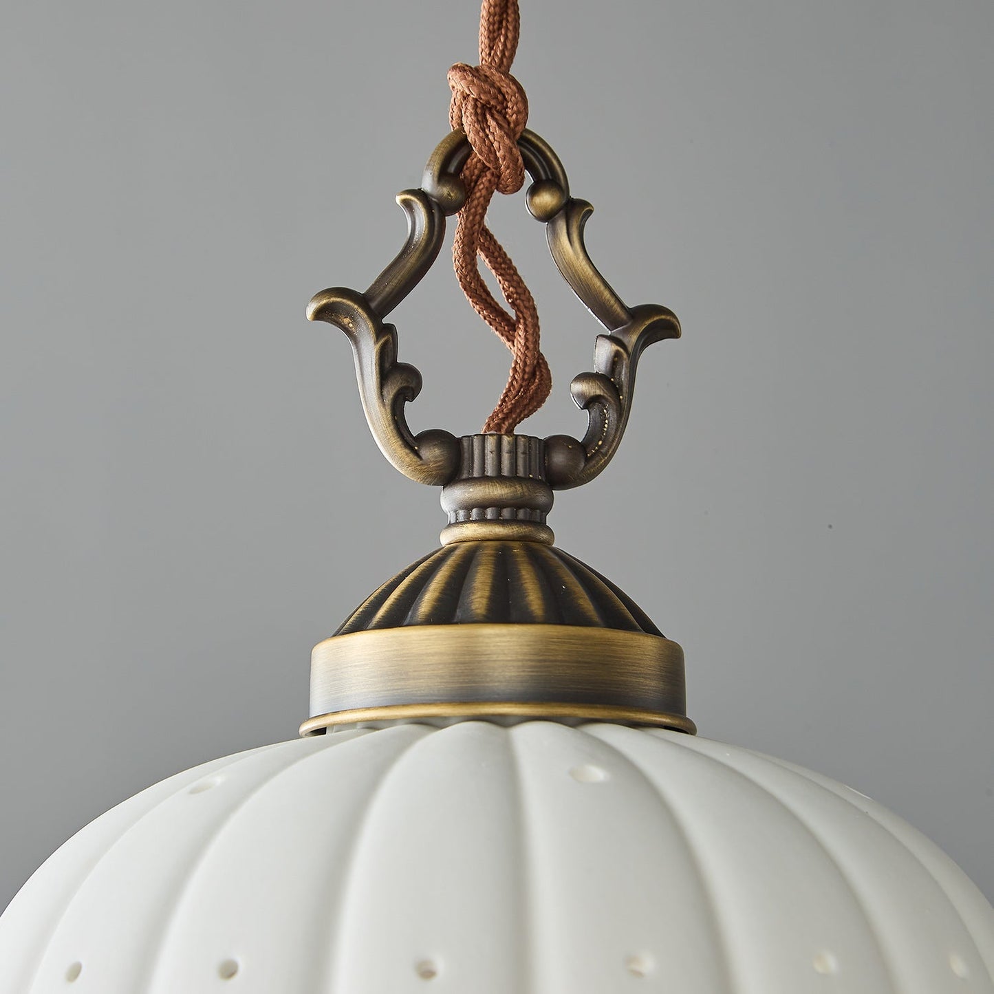 Suspension Anita en Porcelaine Perforée – Jeux de Lumière & Charme Nostalgique