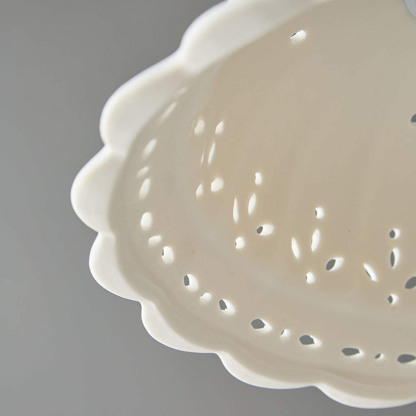 Suspension Anita en Porcelaine Perforée – Jeux de Lumière & Charme Nostalgique