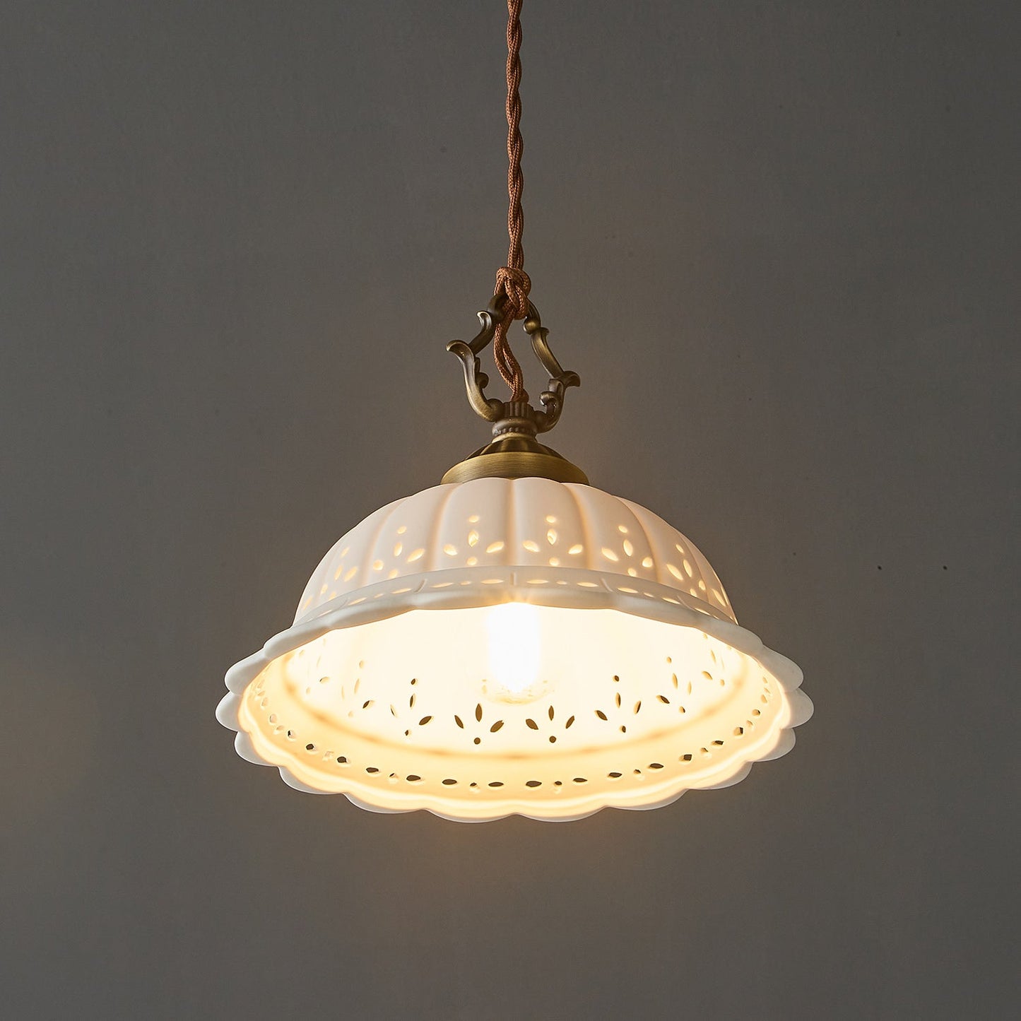 Suspension Anita en Porcelaine Perforée – Jeux de Lumière & Charme Nostalgique