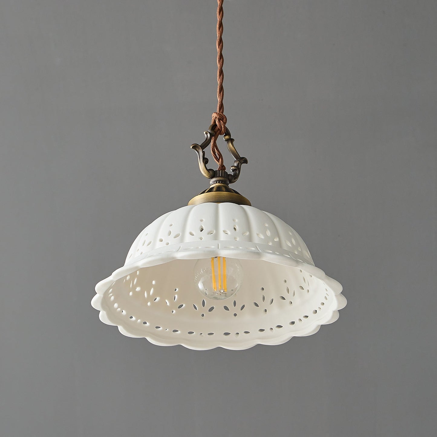 Suspension Anita en Porcelaine Perforée – Jeux de Lumière & Charme Nostalgique