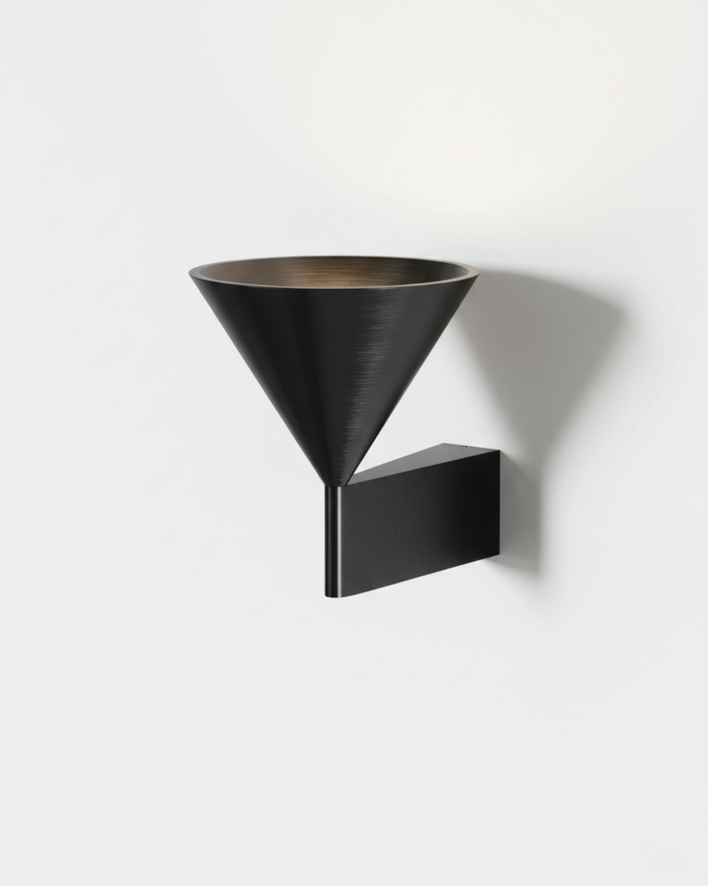 Applique Murale LED en Aluminium Brossé – Forme Conique Minimaliste