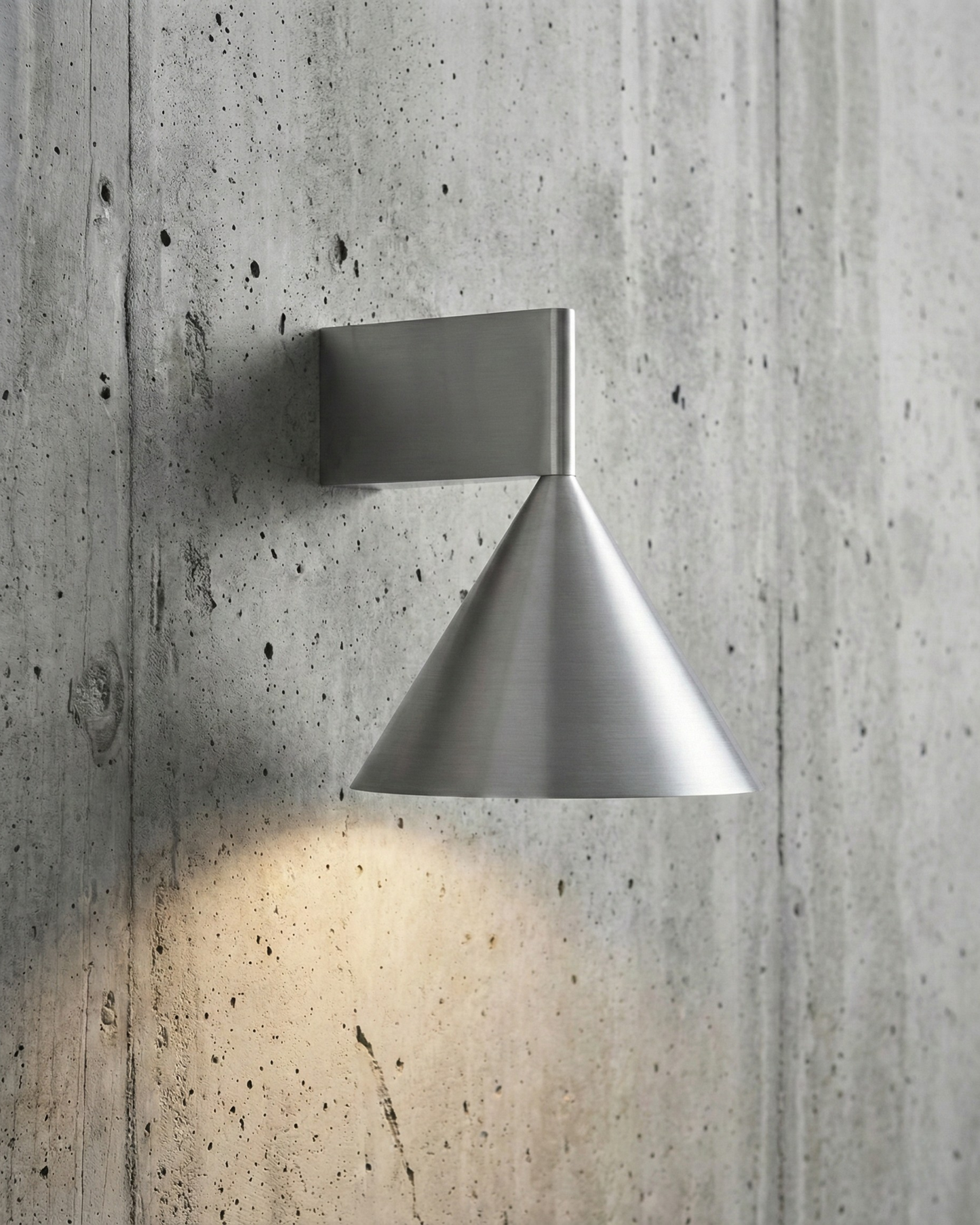 Applique Murale LED en Aluminium Brossé – Forme Conique Minimaliste