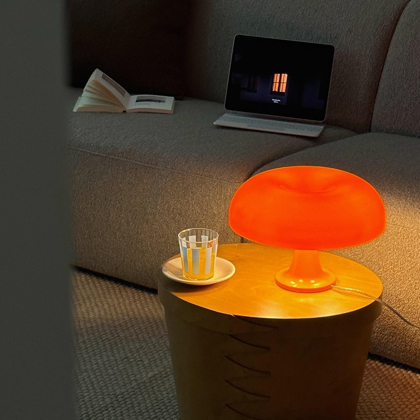 Lampe de Table Torus Colorée – Forme Circulaire Iconique & Couleurs Éclatantes