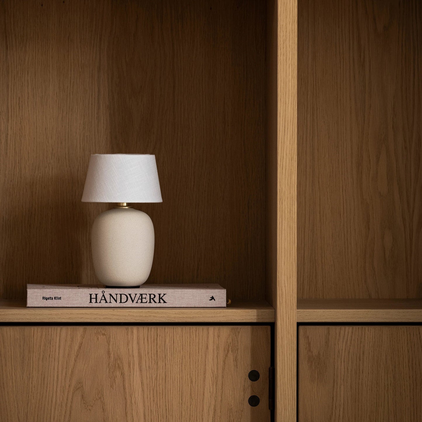 Lampe de Table Torso Petite à Batterie – Céramique Artisanale & Élégance Portable