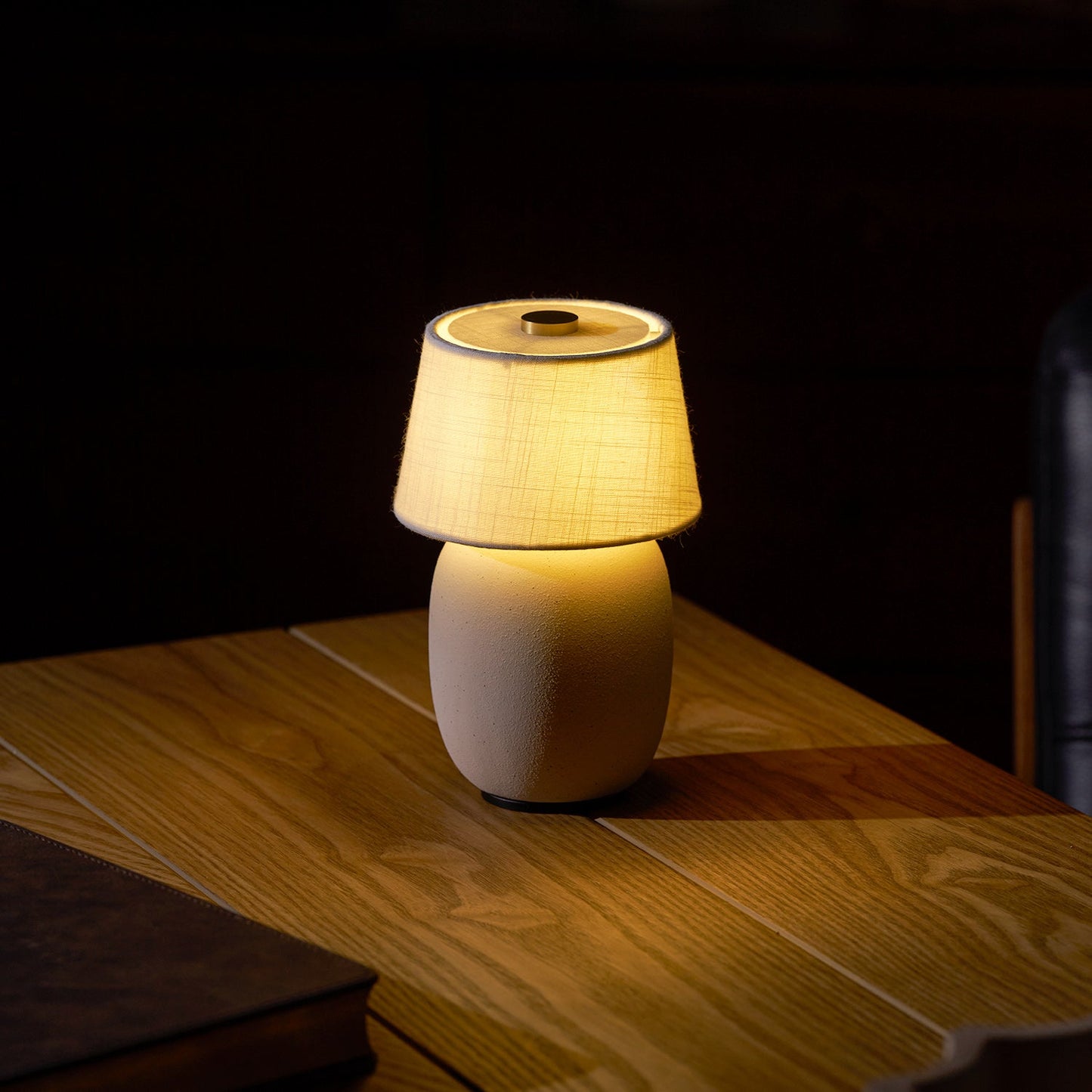Lampe de Table Torso Petite à Batterie – Céramique Artisanale & Élégance Portable