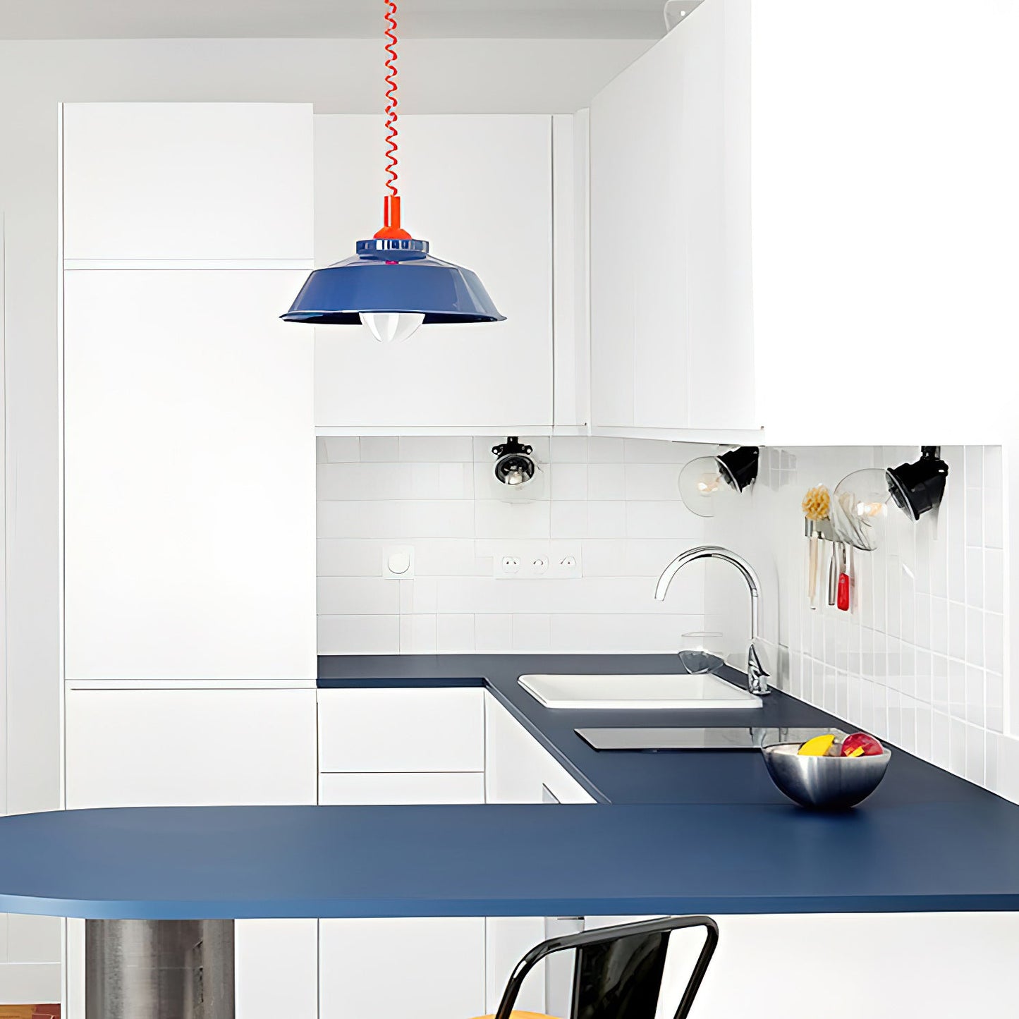 Suspension Toscot Mide – Design Métal Coloré & Jeu de Lumières Ludique