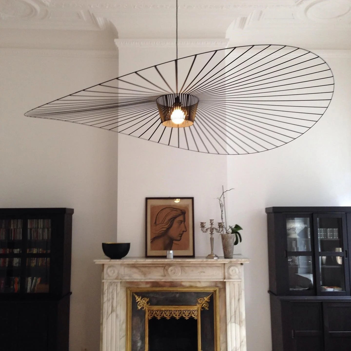 Suspension Vertigo – Présence Sculpturale & Lumière d'Ambiance Envoûtante
