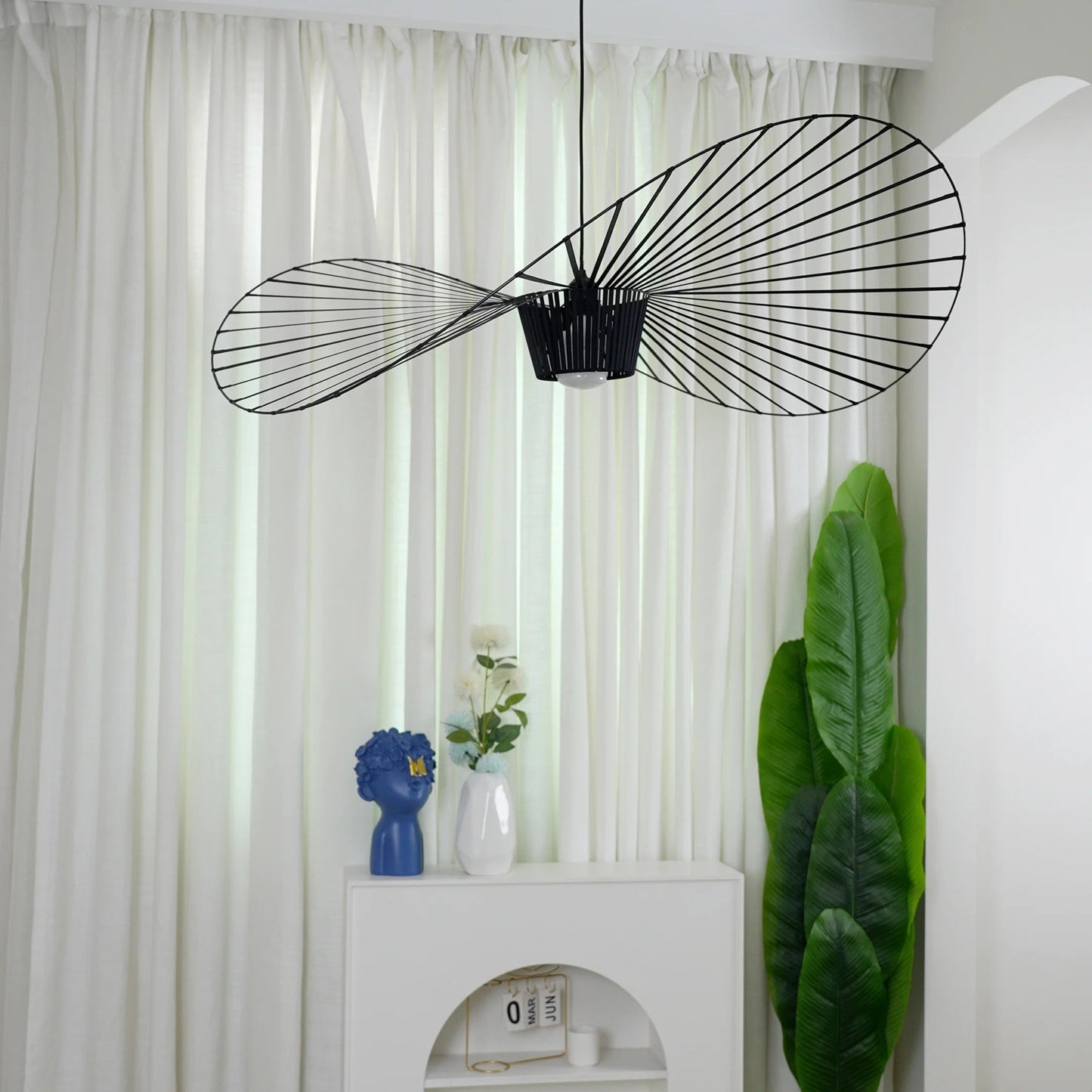 Suspension Vertigo – Présence Sculpturale & Lumière d'Ambiance Envoûtante