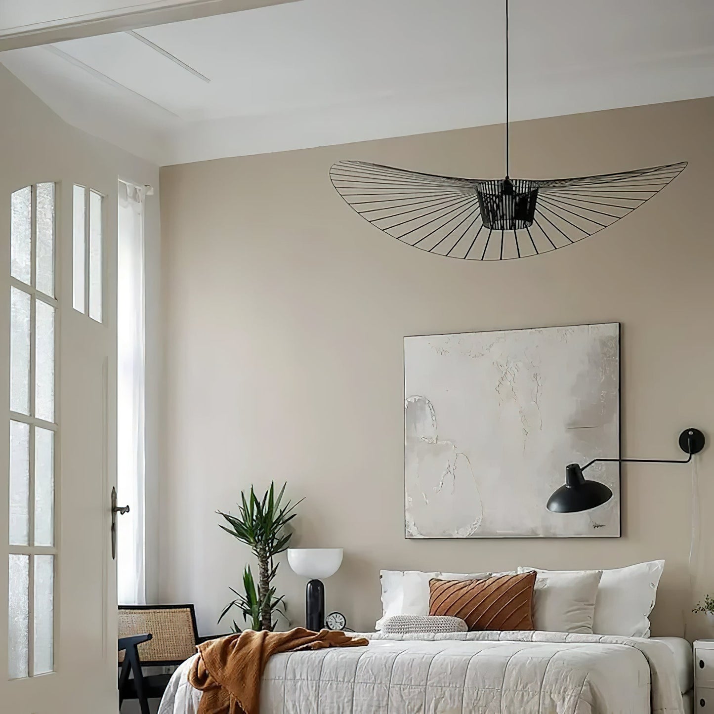 Suspension Vertigo – Présence Sculpturale & Lumière d'Ambiance Envoûtante