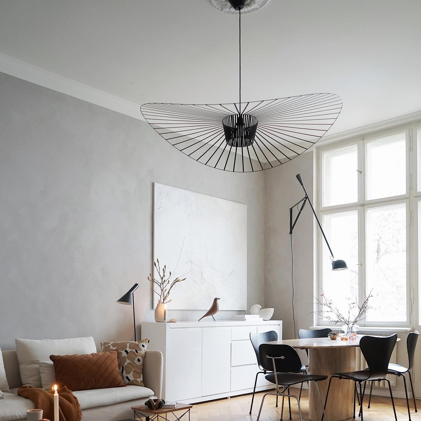 Suspension Vertigo – Présence Sculpturale & Lumière d'Ambiance Envoûtante