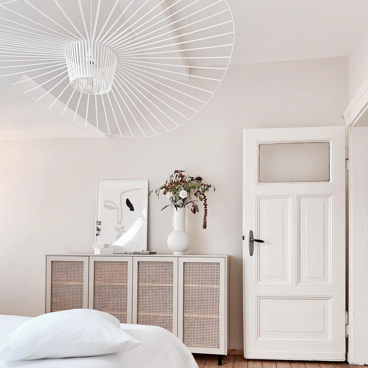 Suspension Vertigo – Présence Sculpturale & Lumière d'Ambiance Envoûtante