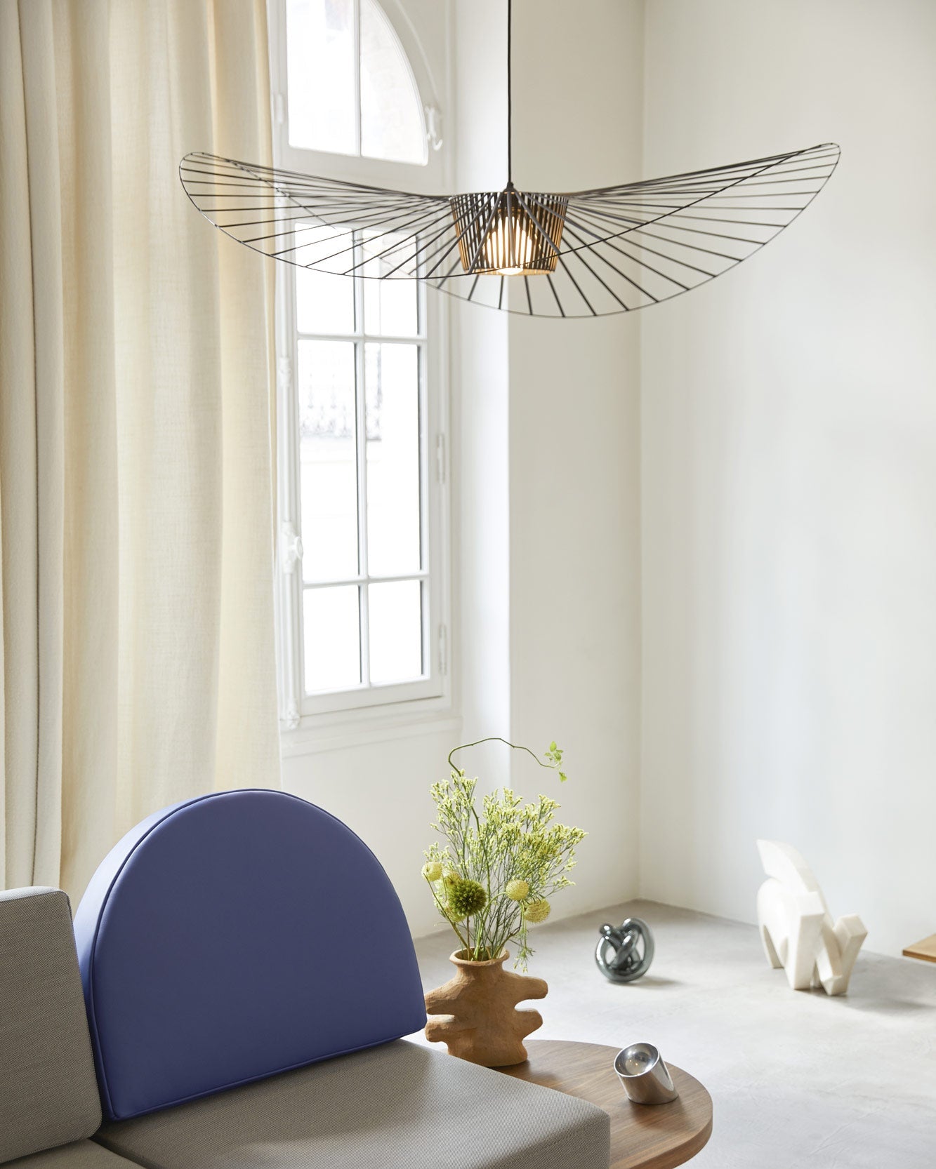 Suspension Vertigo – Présence Sculpturale & Lumière d'Ambiance Envoûtante