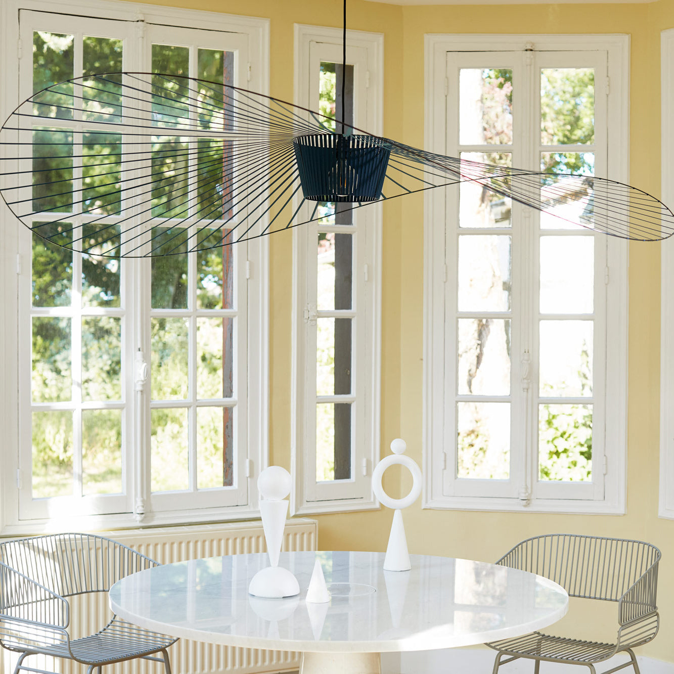 Suspension Vertigo – Présence Sculpturale & Lumière d'Ambiance Envoûtante