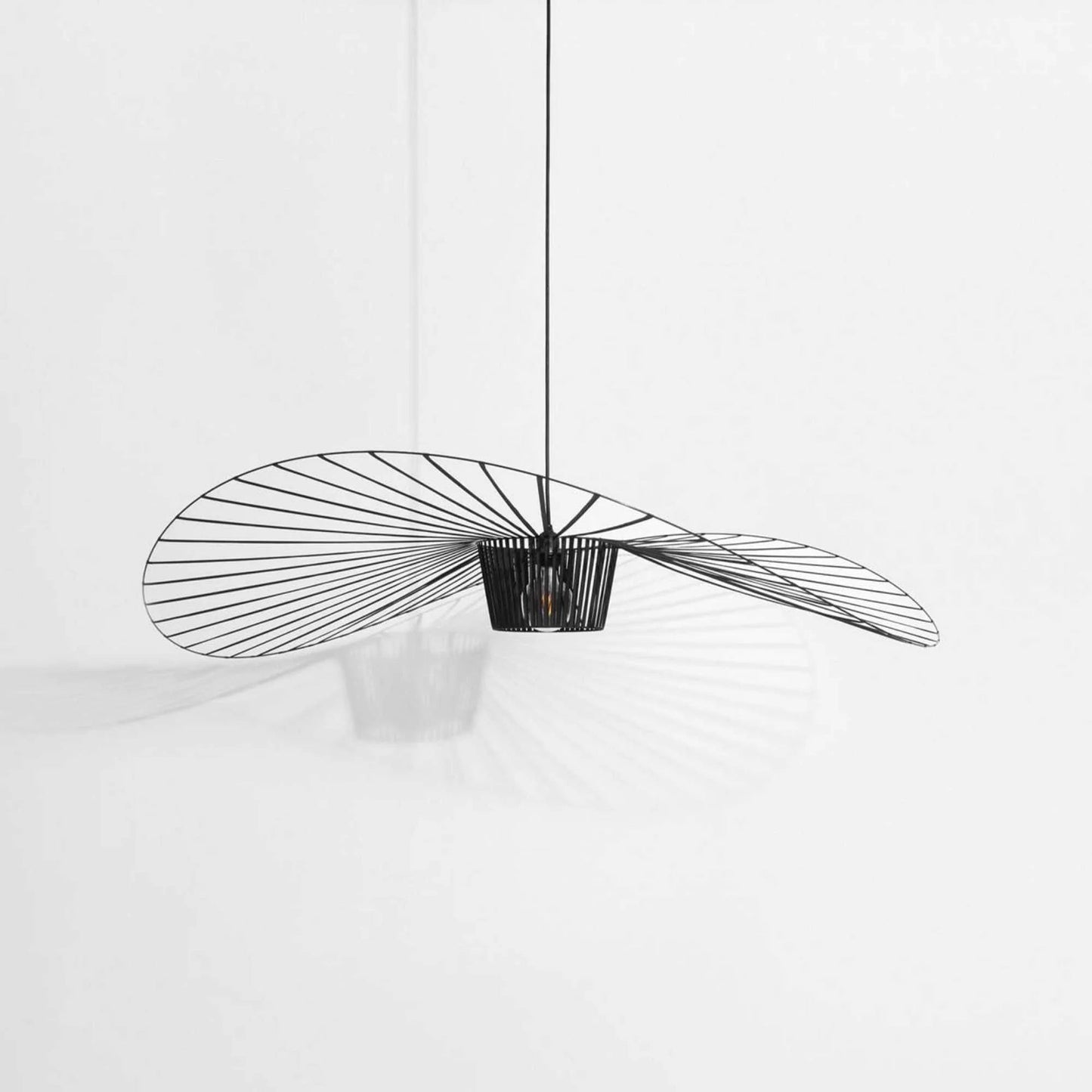 Suspension Vertigo – Présence Sculpturale & Lumière d'Ambiance Envoûtante