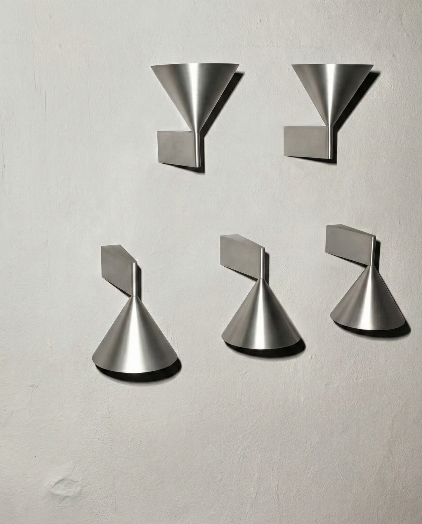 Applique Murale LED en Aluminium Brossé – Forme Conique Minimaliste